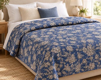 Marineblauwe en crèmekleurige Kantha-quilt met bloemenprint, katoen, queensize (90x108 inch), handgestikte sprei in landelijke stijl.