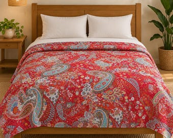 Rode katoenen Kantha-quilt met paisleyprint, Queen-formaat 90x108 inch, handgestikte bedsprei met veelkleurige bloemen.