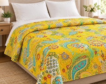 Gele katoenen Kantha-quilt met paisleyprint, queensize (90x108 inch), handgestikt bloemenpatroon met turquoise accenten.