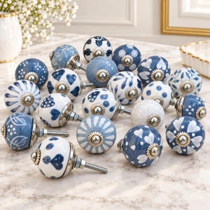 Juego de 6 pomos de cerámica azul grisáceo para armarios, tiradores de cajón con estampado floral blanco mixto, tiradores decorativos para armarios de cocina, tocadores y cómodas.