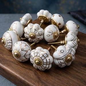 Conjunto de 6 puxadores artísticos de cerâmica para gavetas, puxadores brancos para armários, puxadores de armário com padrão dourado, acessórios para móveis estilo boho