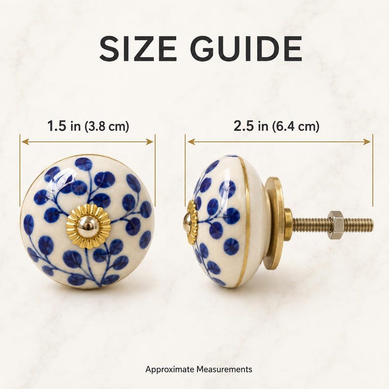 Pode incluir: Um puxador de m&oacute;vel redondo em cer&acirc;mica com um padr&atilde;o de folhas azuis sobre fundo branco, apresentando um centro e base em metal dourado. O puxador tem um di&acirc;metro de 3,8 cm e um comprimento total de 6,4 cm, incluindo o parafuso e a porca.
