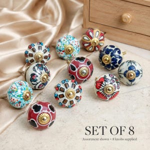 Conjunto de 8 puxadores decorativos para gavetas, puxadores de cerâmica multicoloridos para armários, cômodas e gaveteiros, com estampas florais variadas.