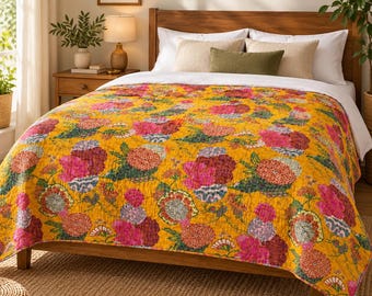 Gele katoenen Kantha-quilt met bloemenprint, Queen 90x108 inch, handgestikte sprei met opvallende roze bloemen.