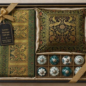 Set di runner da tavola indiano di lusso con 2 fodere per cuscini e 6 pomelli in ceramica – Arredamento boho per la casa, fodere decorative per cuscini, pomelli per cassetti e armadi, idea regalo