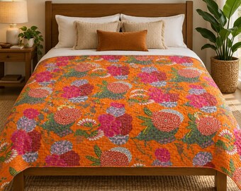 Oranje katoenen Kantha-quilt met grote bloemen, handgemaakt, queensize bedsprei (90x108 inch) met roze bloemen en groen blad.