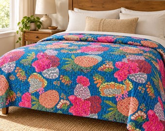 Helder turquoise katoenen Kantha-quilt met bloemenprint, Queen 90x108 inch, handgemaakte bedsprei met roze en oranje bloemen.