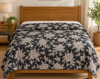 Zwart-crème katoenen Kantha-quilt met bloemenprint, Queen-formaat (90x108 inch), handgestikt met boeketmotief.