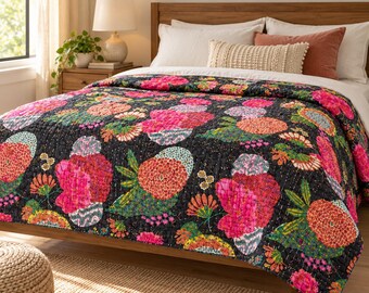 Zwarte, grote katoenen Kantha-quilt met bloemenprint, Queen-formaat (90x108 inch), handgemaakte sprei met roze en koraalkleurige botanische details.