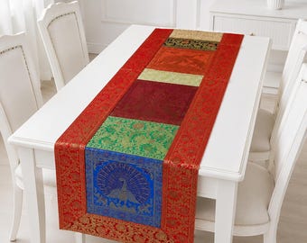 Luxe zijden tafelloper van brokaat met kleurrijk patchwork en pauwenmotief | Handgemaakt Indiaas jacquard tafellinnen | 40 x 152 cm
