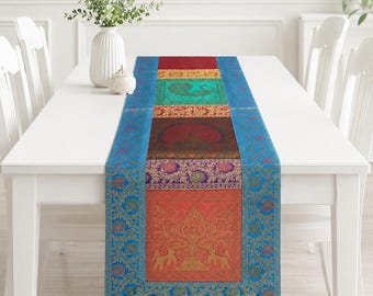 Koningsblauwe zijden brokaat tafelloper met diverse patchwork- en olifantenmotieven | Handgemaakte Indiase jacquard tafeldecoratie | 40 x 152 cm