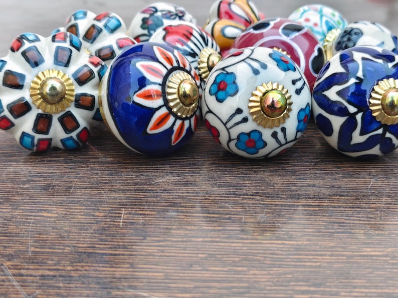 Pu&ograve; includere: Una tazza di ceramica bianca con manico nero e la scritta "But first, coffee" in stile scritto a mano. La tazza &egrave; su una superficie bianca. Per bevande calde.