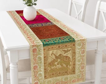 Elegante ivoorkleurige zijden tafelloper van brokaat met diverse patchwork- en olifantenmotieven | Handgemaakte jacquard tafeldecoratie | 40 x 152 cm