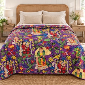 Peut inclure: Une courtepointe en coton violet présentant un motif répétitif de personnages en vêtements traditionnels colorés entourés de fleurs tropicales vibrantes, de feuillage vert et d'oiseaux. La courtepointe présente des coutures droites visibles.