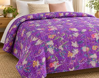 Paarse botanische Kantha-quilt van katoen, handgestikt, met bloemenmotief, queensize bedsprei, 90x108 inch.