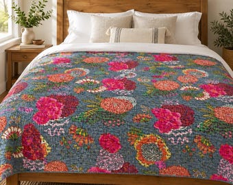 Leigrijze katoenen Kantha-quilt met bloemenprint, handgestikt dekbed voor een tweepersoonsbed (90x108 inch) met roze en koraalkleurige bloemen.