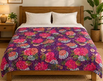 Paarse katoenen Kantha-quilt met grote bloemen, handgestikt, queensize bedsprei van 90x108 inch met roze en oranje bloemen.