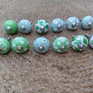 Juego surtido de pomos de cerámica verde para armarios, pomos florales para cajones, tiradores vintage para cómodas, tiradores para armarios de cocina, pomos de armario hechos a mano.