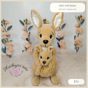Puede incluir: Un peluche de canguro y cría de color marrón claro. El canguro tiene orejas grandes con interior blanco y una nariz negra. La cría está acurrucada en los brazos de su madre. La imagen incluye el texto "PDF PATTERN INSTANT DOWNLOAD".