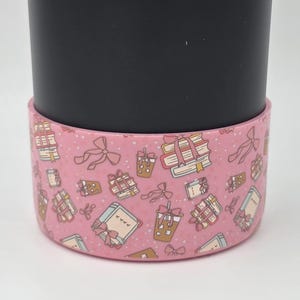 But z kubkiem do czytania książek - świetny prezent dla czytelnika z Twojej listy świątecznej! But z kubkiem Booktok Stanley Brumate brümate