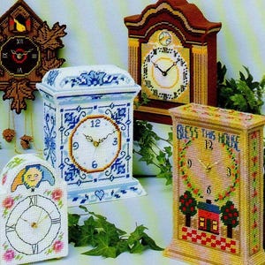 Op de afbeelding: Een verzameling plastic canvas klokken, waaronder een koekoeksklok en verschillende rechthoekige ontwerpen. De klokken hebben verschillende patronen en kleuren, met de tekst "CLOCKS" en "American School of Needlework". Ontworpen door Carol Wilson Mansfield.