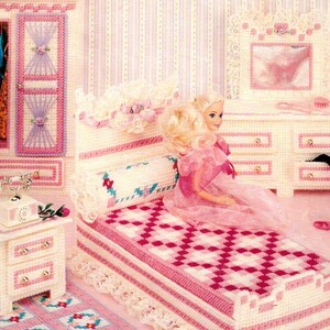 Peut inclure: Couverture d'un projet de bricolage en plastique canevas intitulé "Fashion Doll Bedroom". L'image présente un ensemble de chambre à coucher miniature rose et blanc, comprenant un lit, une armoire, une commode et une table de chevet.