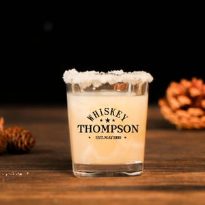 Spersonalizowany kieliszek do wódki o pojemności 2 uncji, spersonalizowany strzelec do tequili, urodziny, upominki na wieczór panieński, wieczór panieński, prezent dla świadka, ręcznie robione szkło