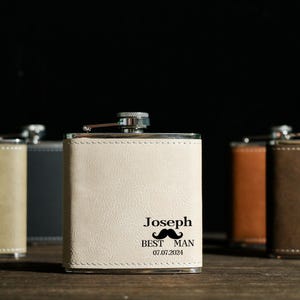 Petaca de cuero personalizada con grabado, regalo para padrinos de boda, acomodador de novios, petaca de cuero sintético gris personalizada de 6 oz.