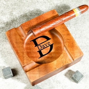 Personalisierter Aschenbecher aus Nussbaumholz, tolles Geschenk für Männer, einzigartiger Aschenbecher, Zigarrenzubehör, Geschenk für Ehemann und Vater, Trauzeuge Geschenk