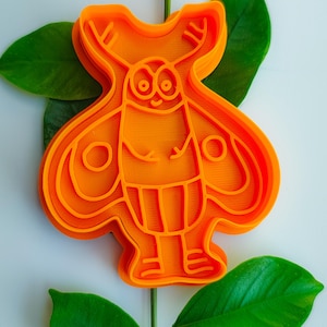 Può includere: Una tazza di ceramica bianca con manico nero e la scritta "But First, Coffee" in nero, con un carattere a mano. La tazza è su una superficie bianca.