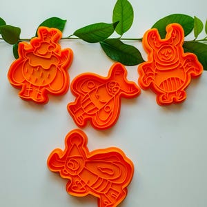 Può includere: Un set di tre vasi in ceramica di diverse altezze e forme. I vasi sono smaltati con una finitura bianca opaca, che offre un'estetica minimalista. Il vaso più alto misura circa 25 cm di altezza.