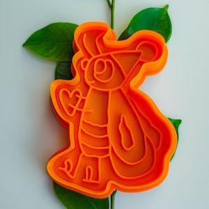 Op de afbeelding: Een rustiek houten bord met de tekst "Welcome to our home" in witte letters. Het bord heeft een verweerde afwerking en een eenvoudig, uitnodigend ontwerp, perfect voor een veranda of entree.