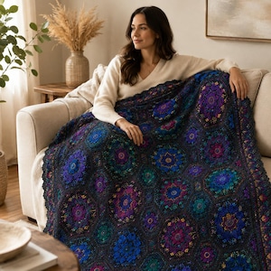 Puede incluir: Una manta de ganchillo con fondo oscuro y motivos hexagonales repetitivos en tonos vibrantes de azul, morado, magenta y verde azulado. Los intrincados patrones florales están conectados por un borde oscuro, creando un diseño texturizado.