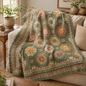 Peut inclure: Une couverture en crochet présentant un motif répétitif de fleurs dans des tons de vert sauge, rose poudré et crème. Le design se compose de segments hexagonaux et carrés assemblés avec une bordure décorative sur les bords.