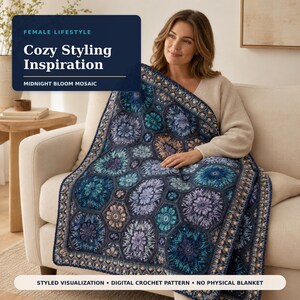 Könnte beinhalten: Eine Häkeldecke mit einem Mosaik aus sechseckigen Blumenmotiven in Marineblau, Petrol und Lavendel. Der Text lautet: FEMALE LIFESTYLE Cozy Styling Inspiration MIDNIGHT BLOOM MOSAIC. STYLED VISUALIZATION DIGITAL CROCHET PATTERN NO PHYSICAL BLANKET.