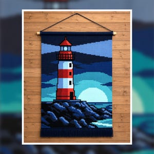 Könnte beinhalten: Ein rechteckiger Wandbehang mit einem Pixel-Art-Design eines rot-weißen Leuchtturms an einer felsigen Küste bei Nacht. Die Szene zeigt einen dunkelblauen Himmel, einen hellen Mond und einen Lichtstrahl, der vom Leuchtturm ausgeht, mit Fransen.