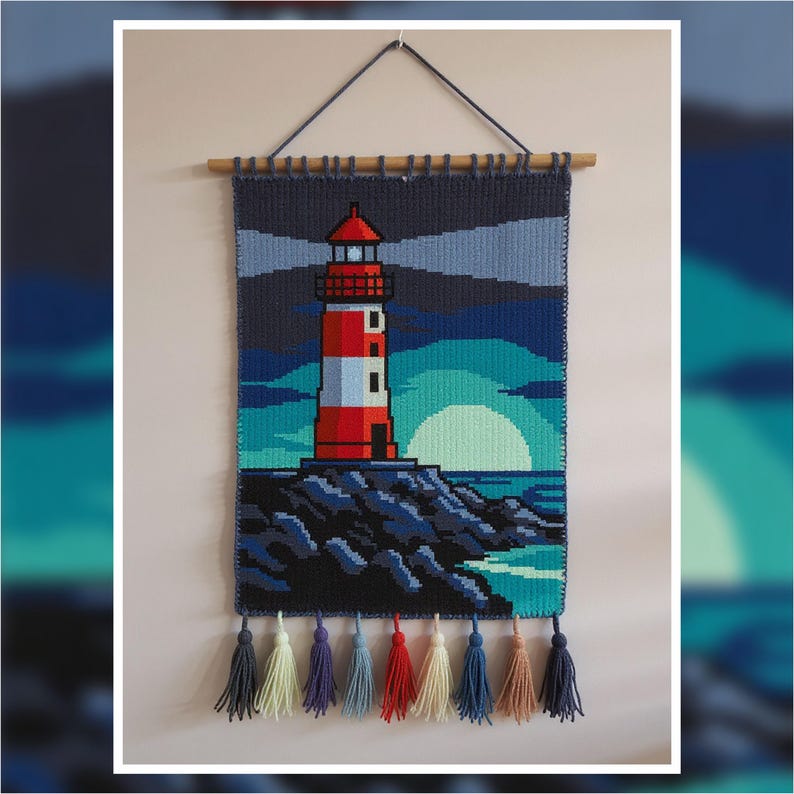 Peut inclure: Tapisserie murale tiss&eacute;e repr&eacute;sentant un phare rouge et blanc, avec une lumi&egrave;re vive. La sc&egrave;ne comprend un ciel bleu fonc&eacute;, une mer turquoise et un grand soleil. Des pompons color&eacute;s ornent le bas.
