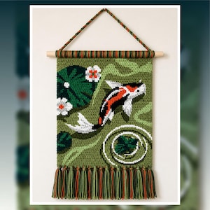 Peut inclure: Une tenture murale en crochet rectangulaire représentant un poisson koï orange, noir et blanc nageant dans un étang vert avec des nénuphars et des fleurs blanches. L'ouvrage est suspendu à une tige en bois avec une cordelette et une frange.