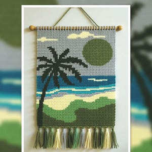 Pode incluir: Tape&ccedil;aria de croch&ecirc; retratando uma cena de praia com uma palmeira, oceano e sol. A tape&ccedil;aria &eacute; cinza, azul, verde e amarelo, com franjas na parte inferior. O texto "PALM TREE BEACH Crochet Tapestry Pattern 80x120" est&aacute; no topo.