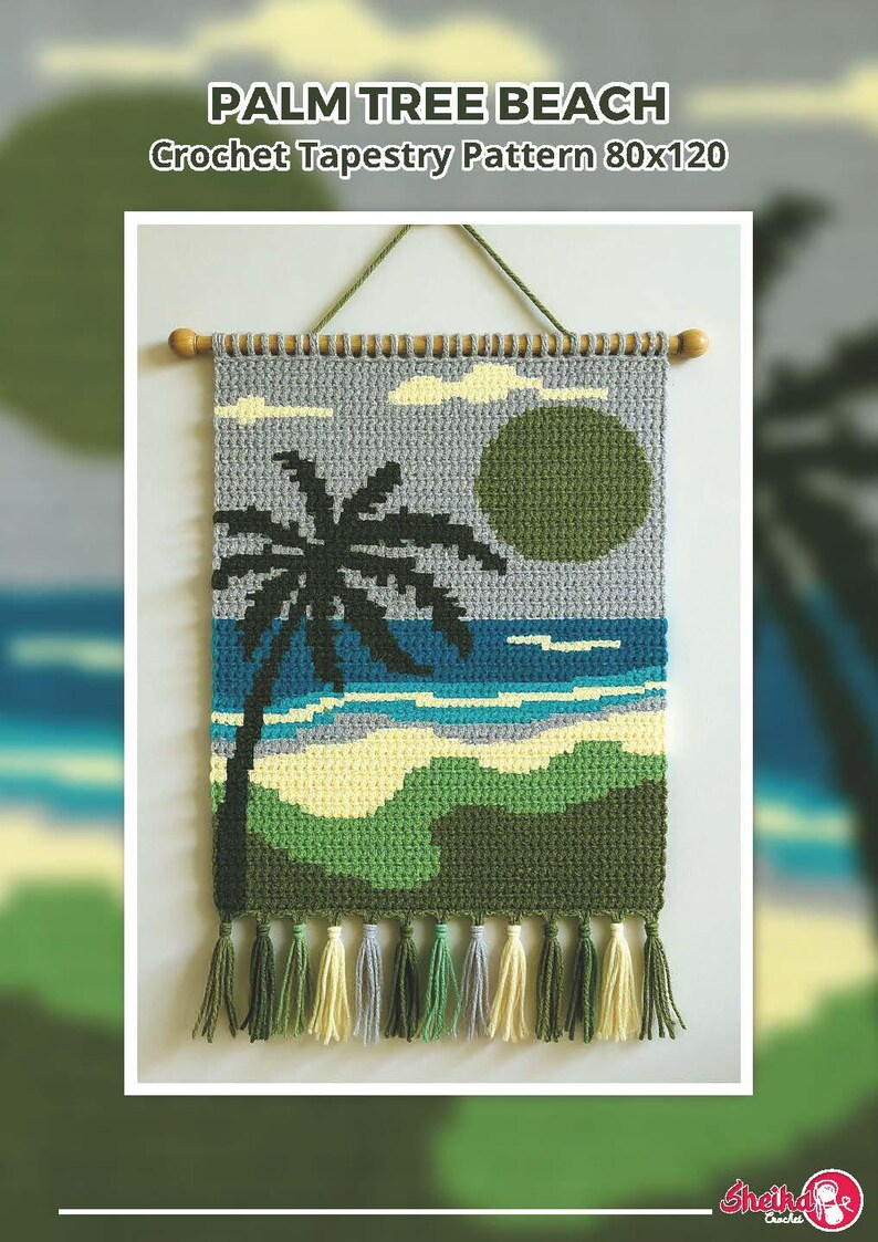 Pode incluir: Tape&ccedil;aria de croch&ecirc; retratando uma cena de praia com uma palmeira, oceano e sol. A tape&ccedil;aria &eacute; cinza, azul, verde e amarelo, com franjas na parte inferior. O texto "PALM TREE BEACH Crochet Tapestry Pattern 80x120" est&aacute; no topo.