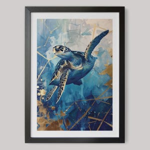 Puede incluir: Impresión artística enmarcada que representa una tortuga marina azul nadando en una escena submarina abstracta. La obra de arte utiliza tonos azules y dorados, con formas geométricas y pinceladas. La tortuga está detallada con tonos azules y marrones.