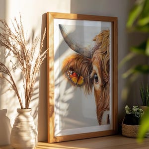 Impresión artística de pared con una vaca de las Tierras Altas y una mariposa, póster de animales campestres, decoración rústica de naturaleza, retrato de ternera, obra de arte física sin marco