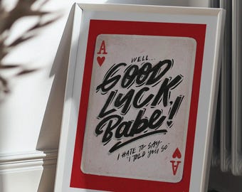 Grafika artystyczna „Good Luck Babe” – Chappell Roan Retro Playing Card Typography (w ramie/bez ramki)
