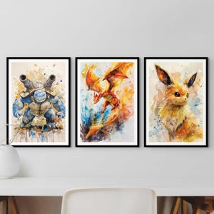 Pode incluir: Três impressões em aquarela emolduradas com personagens Pokémon. As impressões mostram uma criatura azul semelhante a uma tartaruga com canhões, um dragão laranja flamejante e uma criatura amarela e fofa semelhante a uma raposa. Cada impressão tem uma moldura preta.