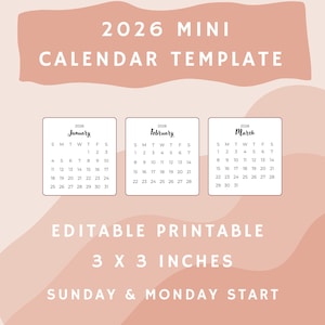 Op de afbeelding: Een afdrukbare 2026 mini-kalendersjabloon met een zachtroze achtergrond. Het ontwerp bevat drie maanden: januari, februari en maart, elk weergegeven in een klein, vierkant formaat. De kalender is 7,6 x 7,6 cm en begint op zondag en maandag.