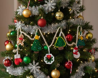 Könnte beinhalten: Ein geschmückter Weihnachtsbaum mit roten, goldenen und grünen Kugeln. Der Baum ist mit silbernem Lametta, Schneeflocken-Dekorationen und einer Girlande aus gehäkelten Weihnachtsornamenten geschmückt, darunter ein Lebkuchenmann und Weihnachtsbäume.