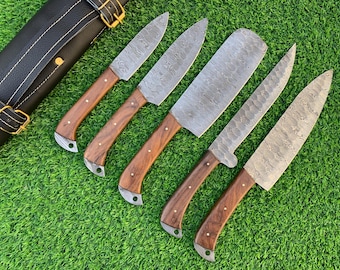 Juego de 5 cuchillos de chef de acero de Damasco hechos a mano / Cuchillos de cocina premium con mangos de madera y bolsa de cuero enrollable