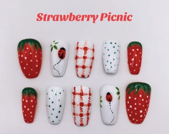 Unghie alla frutta di tendenza - unghie finte - fragola - coccinelle - rosso - bianco - regali per lei