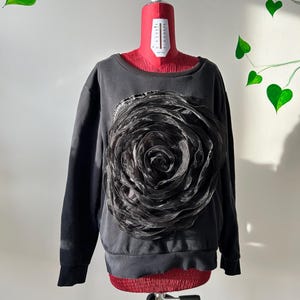 Maglione girocollo da donna fatto a mano con motivo floreale nero, realizzato con materiali riciclati (taglie S-M)