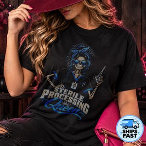 Könnte beinhalten: Ein schwarzes T-Shirt mit einer Grafik eines Skeletts, das eine blaue Sonnenbrille, ein blaues gemustertes Stirnband und ein blau umrandetes Oberteil trägt. Das Skelett hält eine chirurgische Schere. Der Text lautet STERILE PROCESSING Queen.